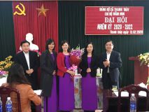 Cán bộ Đảng Ủy tặng hoa Ban chi ủy mầm non Thanh Thùy